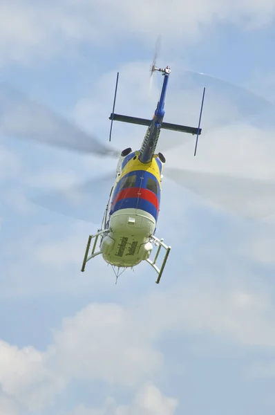 Helicóptero médico voando — Fotografia de Stock