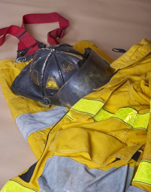 Ceket, kask, itfaiye acil durumlar sırasında itfaiyeciler tarafından giyilen pantolon. (stüdyo vurdu)