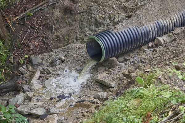 Regn Pölar Lera Avrinning Erosion Och Föroreningar Genom Avloppsröret — Stockfoto