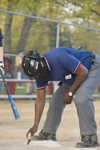 Escuela Gesu Robert William Catholic Baseball League Inglés Árbitro Barriendo — Foto de Stock