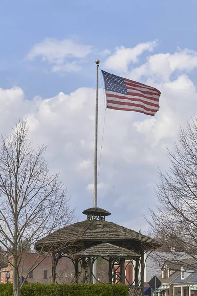 Bandeira Americana Estrelas Listras Voando Sobre Gazebo Centro Comunidade Rural — Fotografia de Stock