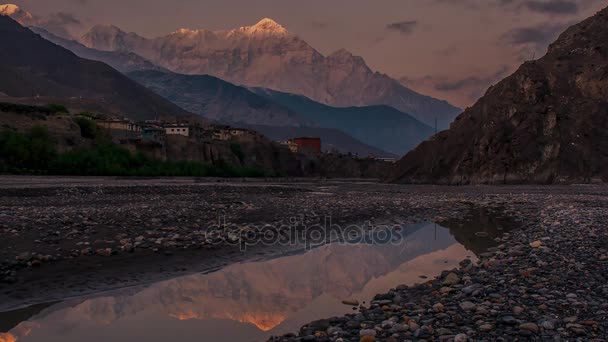 Nepal. Himalaya. Kagbeni. Rivier — Stockvideo