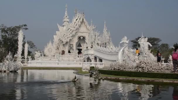 Templu. Alb, Thailanda. palat frumos — Videoclip de stoc