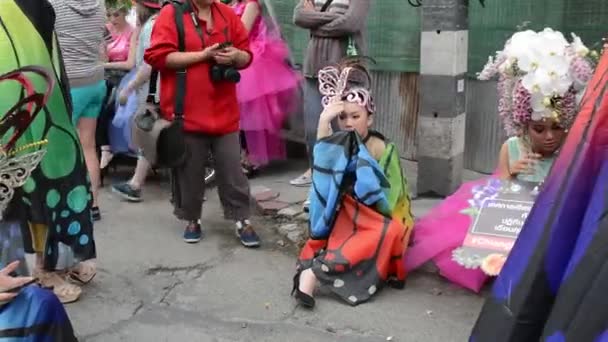 Чіанг Маи Свято Квіти Квіти Орхідеї Барвисті Люди Діти Танці — стокове відео