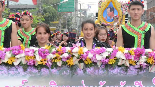 Τσιάνγκ Μάι Ενοικιαζόμενα Λουλούδια Λουλούδια Ορχιδέας Πολύχρωμα Άνθρωποι Παιδιά Χορός — Αρχείο Βίντεο