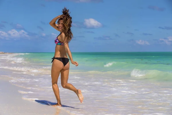 Model genieten van het strand — Stockfoto