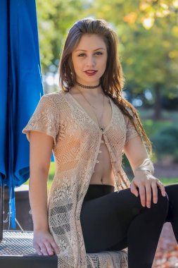 Seksi esmer Coed sonbahar yaprakları zevk