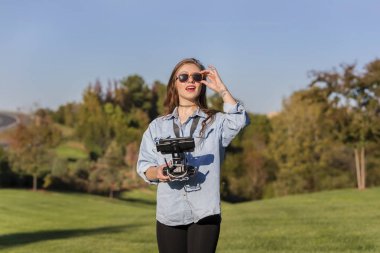 Esmer Coed bir dron uçan