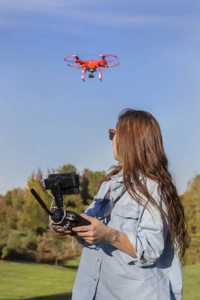 Брюнетка студентка політ на Drone — стокове фото