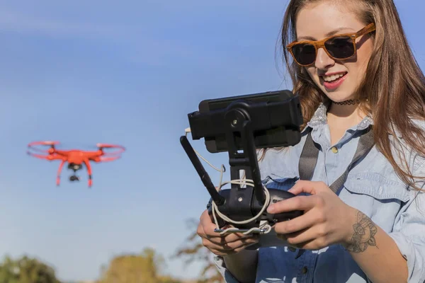 Brunette étudiante voler un drone — Photo