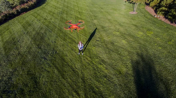 Bruna scuola mista volare un drone — Foto Stock