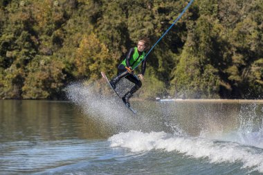 Genç Wakeboarder hileci performans
