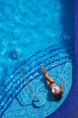 Havuzda İspanyol ve Latin esmer modeli