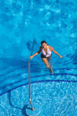 Havuzda İspanyol ve Latin esmer modeli