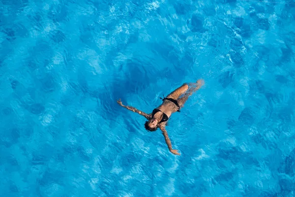 Spansktalande brunett modell vid poolen — Stockfoto