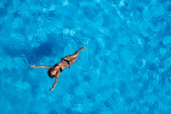 Modelo de morena hispânica na piscina — Fotografia de Stock
