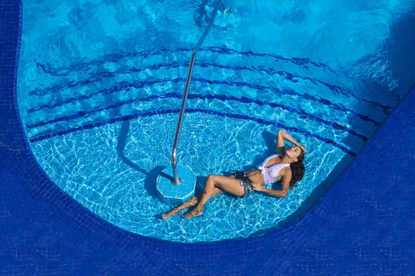 Modelo de morena hispânica na piscina — Fotografia de Stock