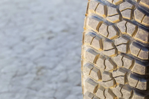 Fechamento de um pneu em um ambiente deserto — Fotografia de Stock