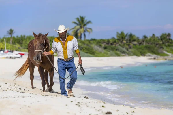 Vaquero en una playa — Foto de Stock