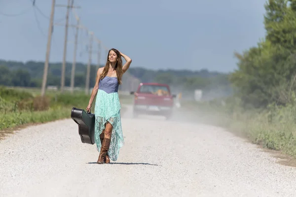 A Female Hitchhikes On A Dirt Road — Stock Photo, Image