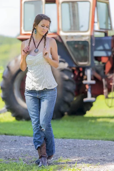 Farmers Daughter On The Farm — Stock Photo, Image