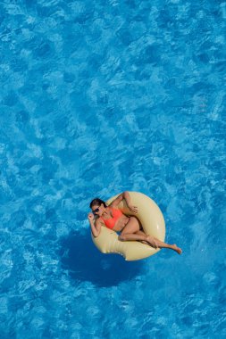 Havuzda İspanyol ve Latin esmer modeli