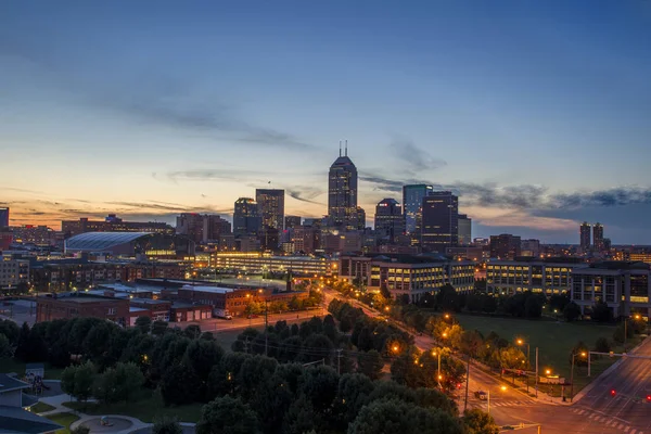 Indianapolis indiana in der Abenddämmerung — Stockfoto