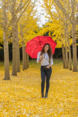 Sonbaharda yapraklar esmer modeli