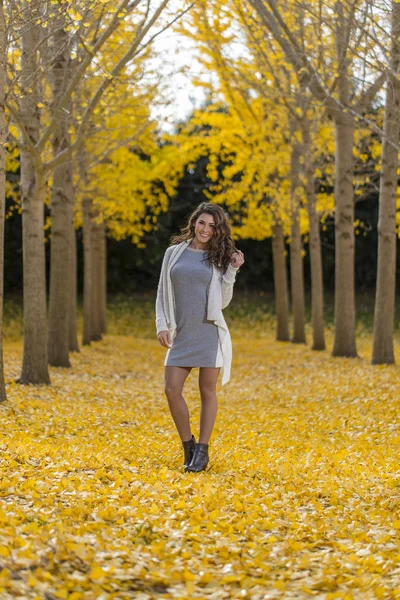 Morena modelo en otoño follaje — Foto de Stock