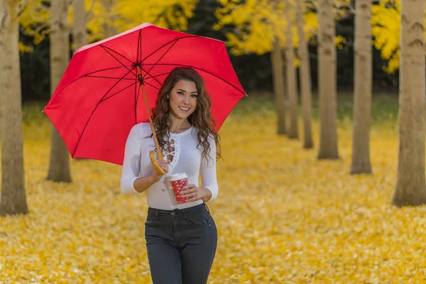 秋の紅葉でブルネットのモデル — ストック写真