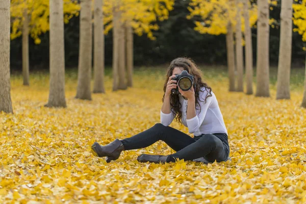 秋の紅葉でブルネットのモデル — ストック写真