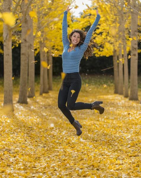 Morena modelo en otoño follaje — Foto de Stock