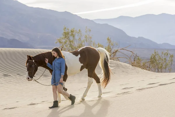 Joven jinete femenino y su caballo — Foto de Stock