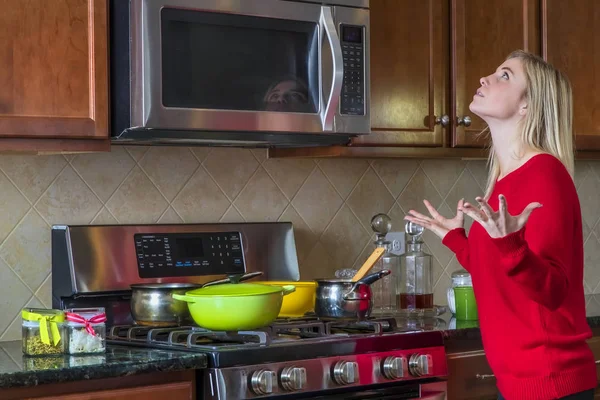 Genç sarışın kadın bir yemek pişirme