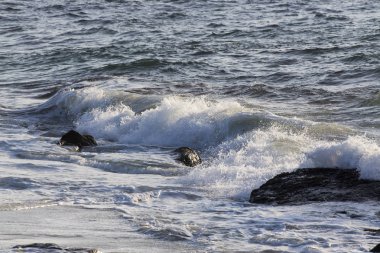 Dalgalar California sahil şeridi üzerinde