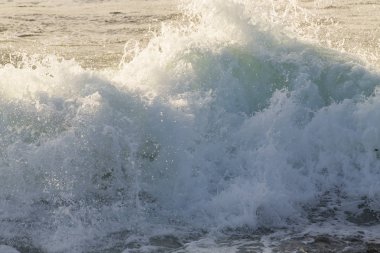 Dalgalar California sahil şeridi üzerinde