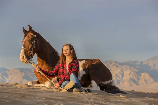 Joven jinete femenino y su caballo — Foto de Stock