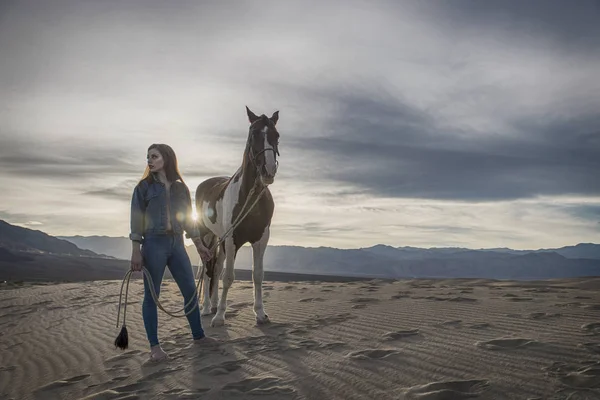 Joven jinete femenino y su caballo — Foto de Stock
