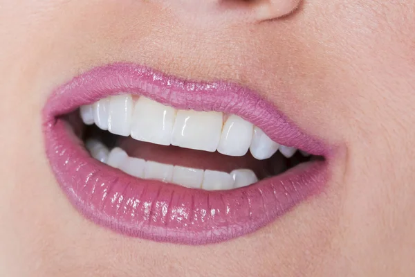 Primer plano de los labios de una mujer — Foto de Stock