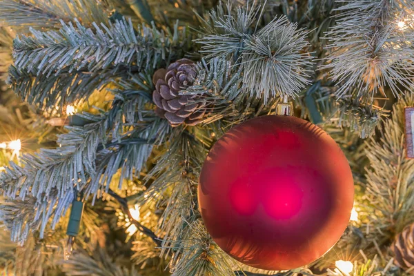 Luces y ornamentos navideños —  Fotos de Stock