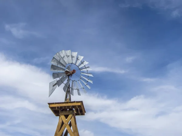 Oldtimer-Windmühle vor blauem Himmel — Stockfoto