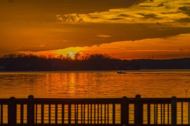 Gölde renkli günbatımı
