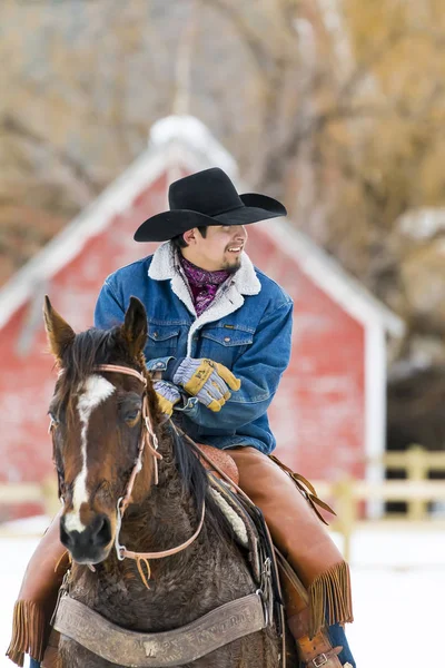 Cowboys que pastoreiam cavalos na neve — Fotografia de Stock