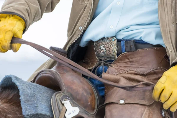 Cowboys que pastoreiam cavalos na neve — Fotografia de Stock