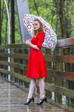 Kızıl saçlı Model yağmurda