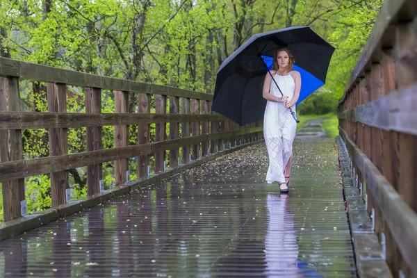 Pelirroja modelo en la lluvia — Foto de Stock