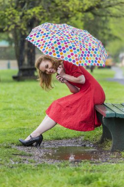 Kızıl saçlı Model yağmurda