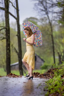 Kızıl saçlı Model yağmurda