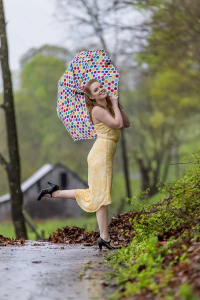 Modèle rousse sous la pluie — Photo