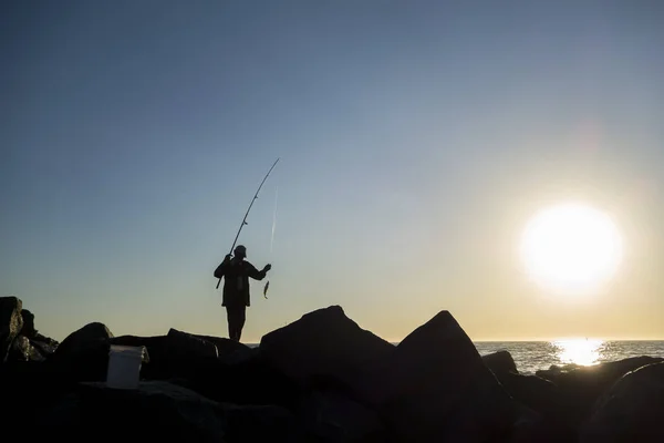 Sportfiskare fiske på havet — Stockfoto